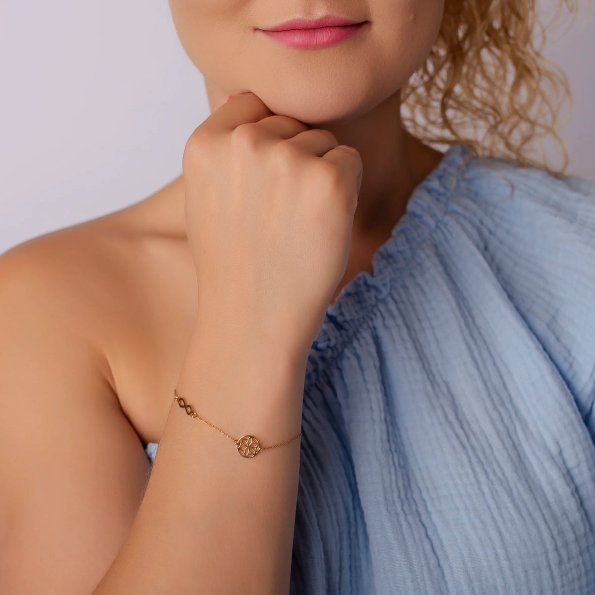 Bracelet en Or avec Infini et Fleur Sculptée