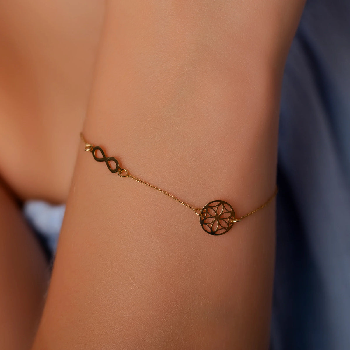 Bracelet en Or avec Infini et Fleur Sculptée
