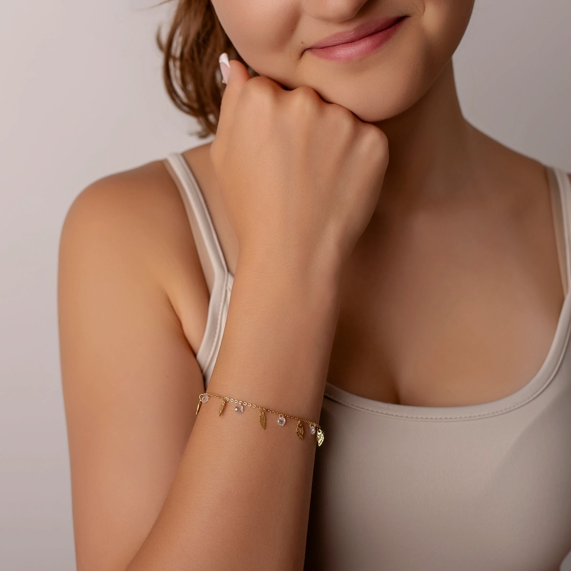 Vergoldetes Silberarmband mit Flügeln und facettierten Zirkonia