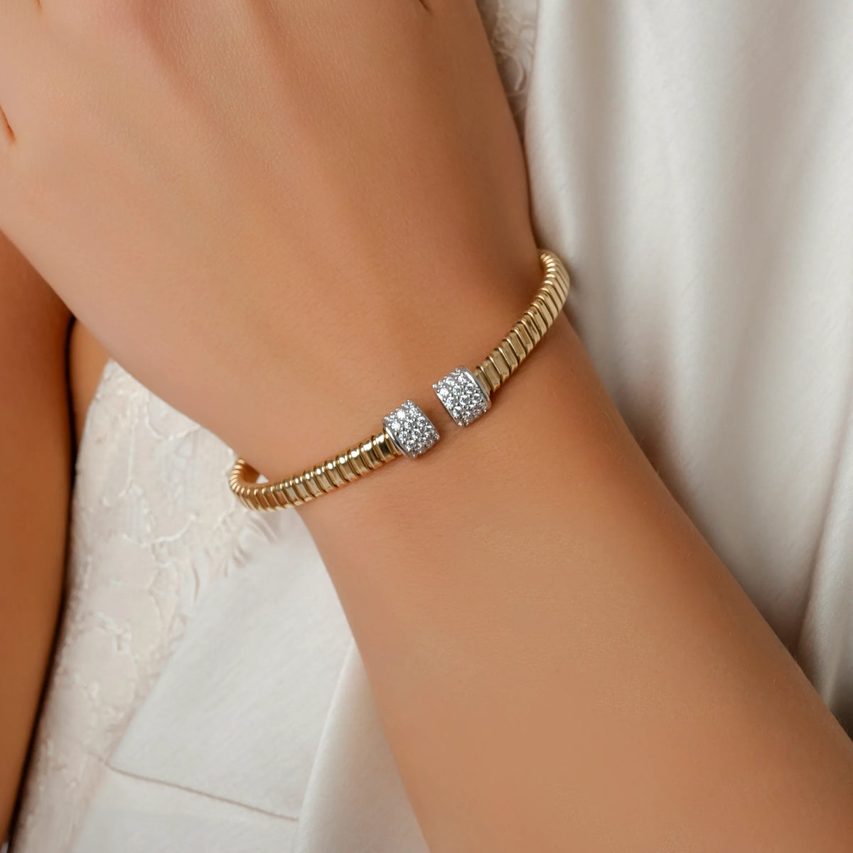 Bracciale rigido in Argento Dorato con Zirconi