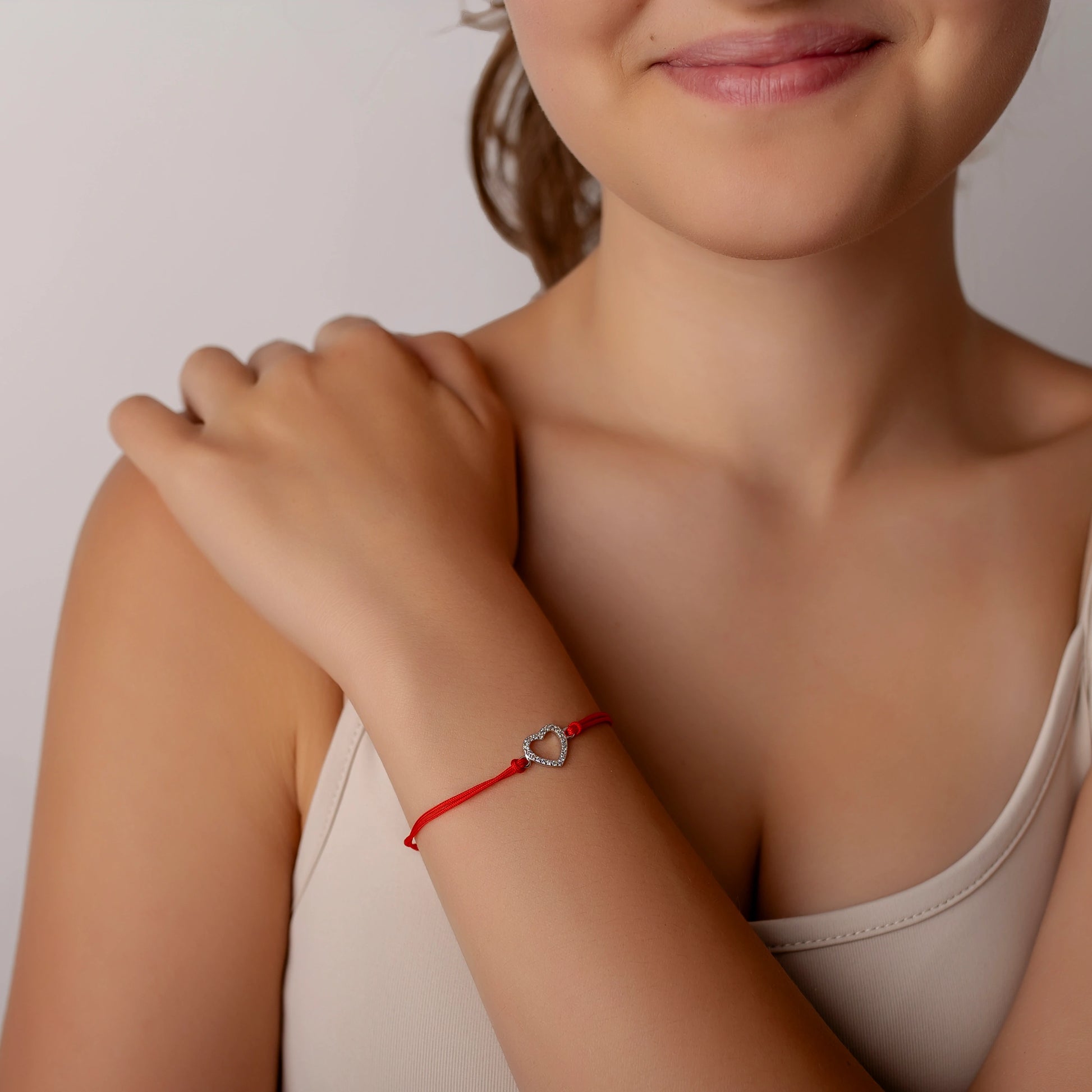 Silberarmband mit durchbrochenem Strassherz am Kordel