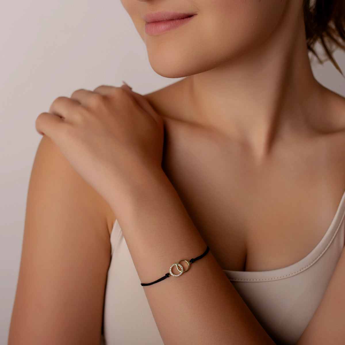 Silberarmband mit Kordel, Ringen, Strass und Vergoldung