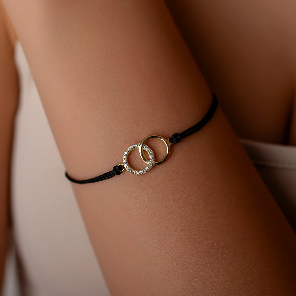 Silberarmband mit Kordel, Ringen, Strass und Vergoldung