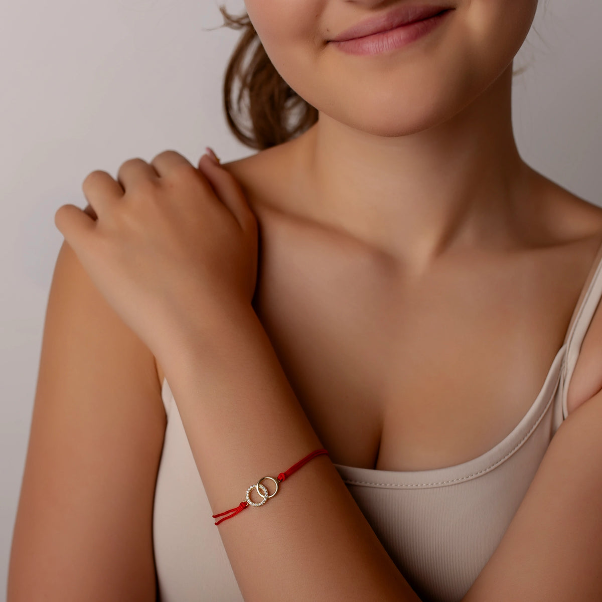 Silberarmband mit Kordel, Ringen, Strass und Vergoldung