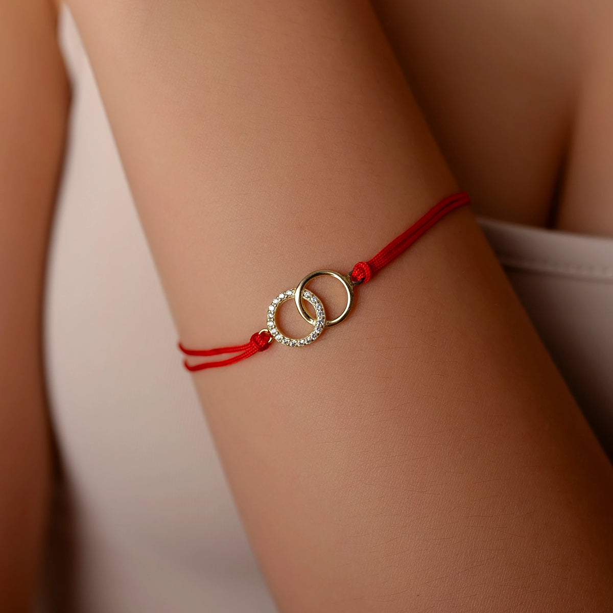 Silberarmband mit Kordel, Ringen, Strass und Vergoldung