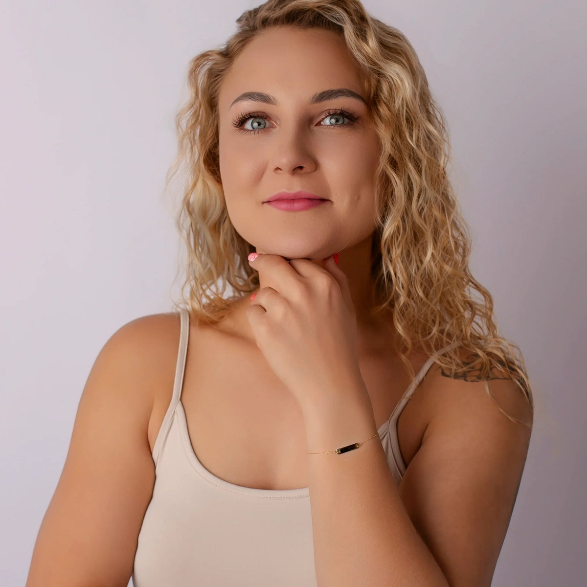 Damenarmband aus Gold mit rechteckiger Plakette