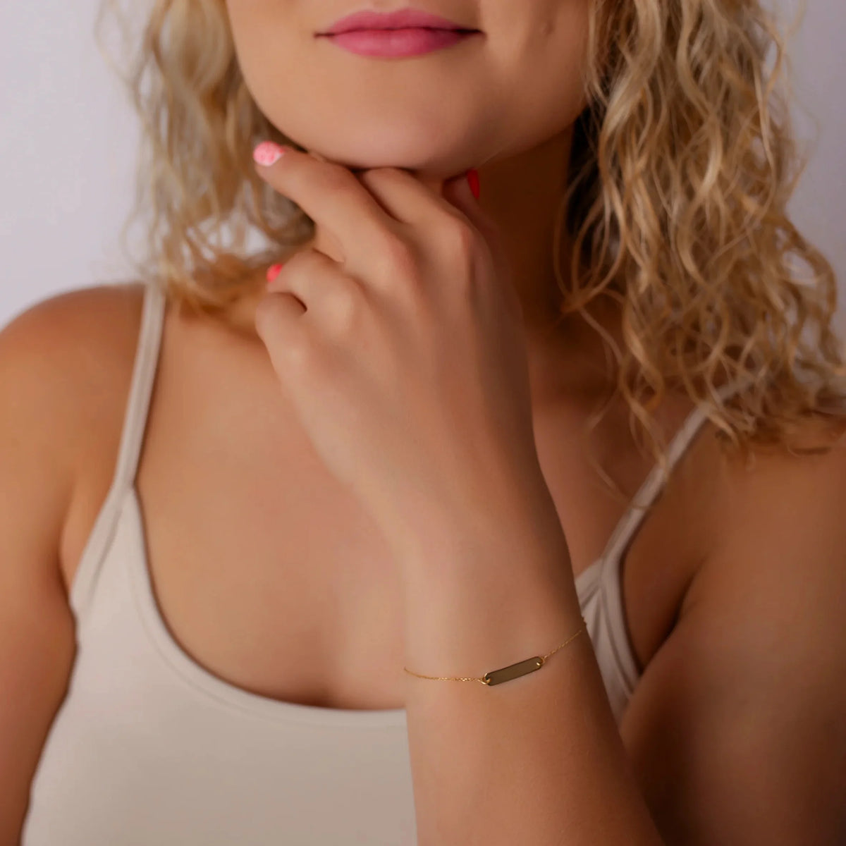 Damenarmband aus Gold mit rechteckiger Plakette