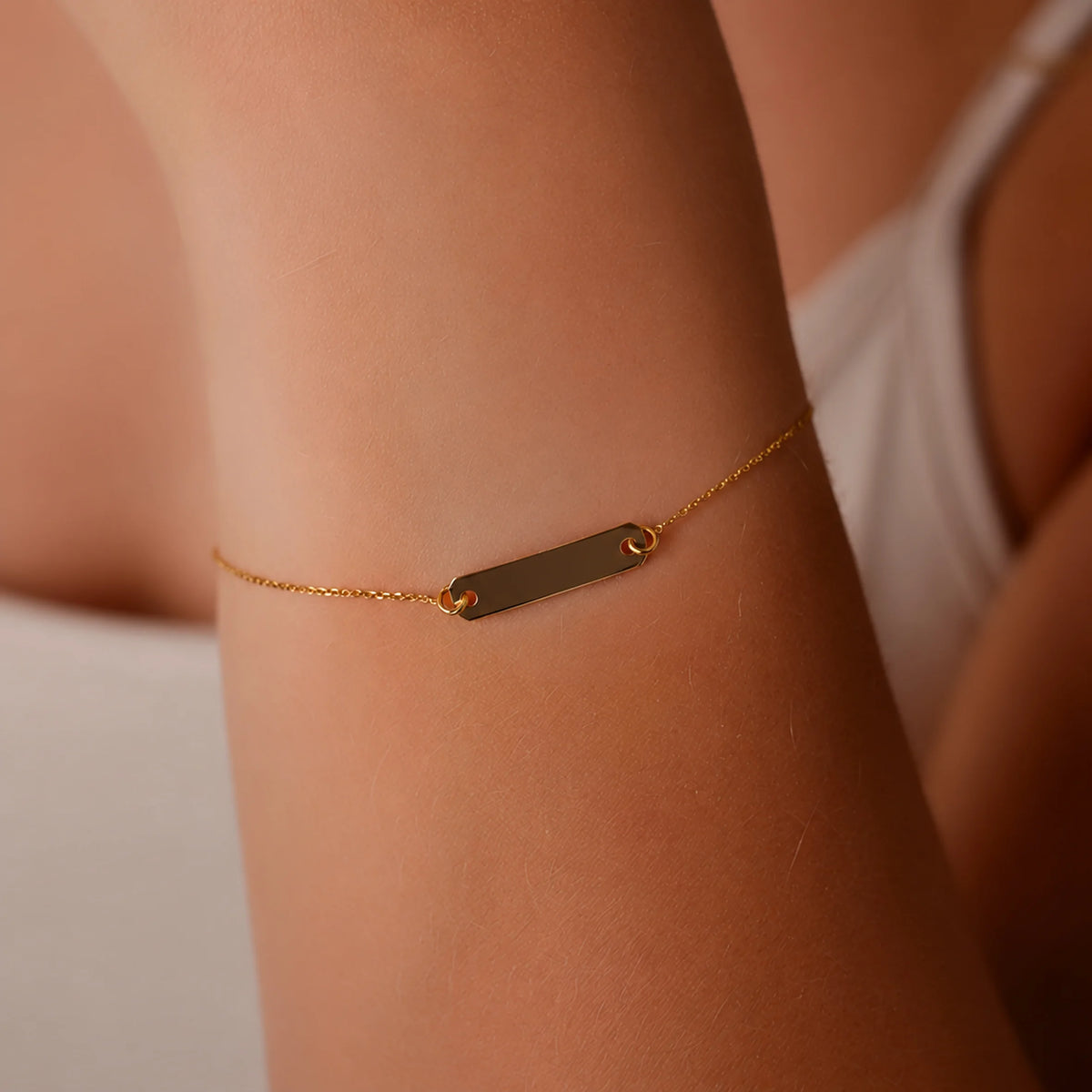 Damenarmband aus Gold mit rechteckiger Plakette