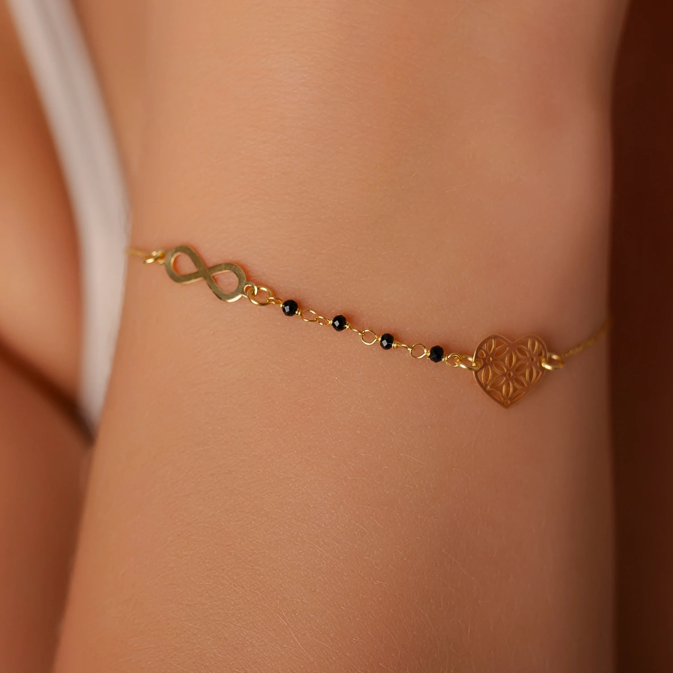 Bracelet en or avec infini, cœur et zircones