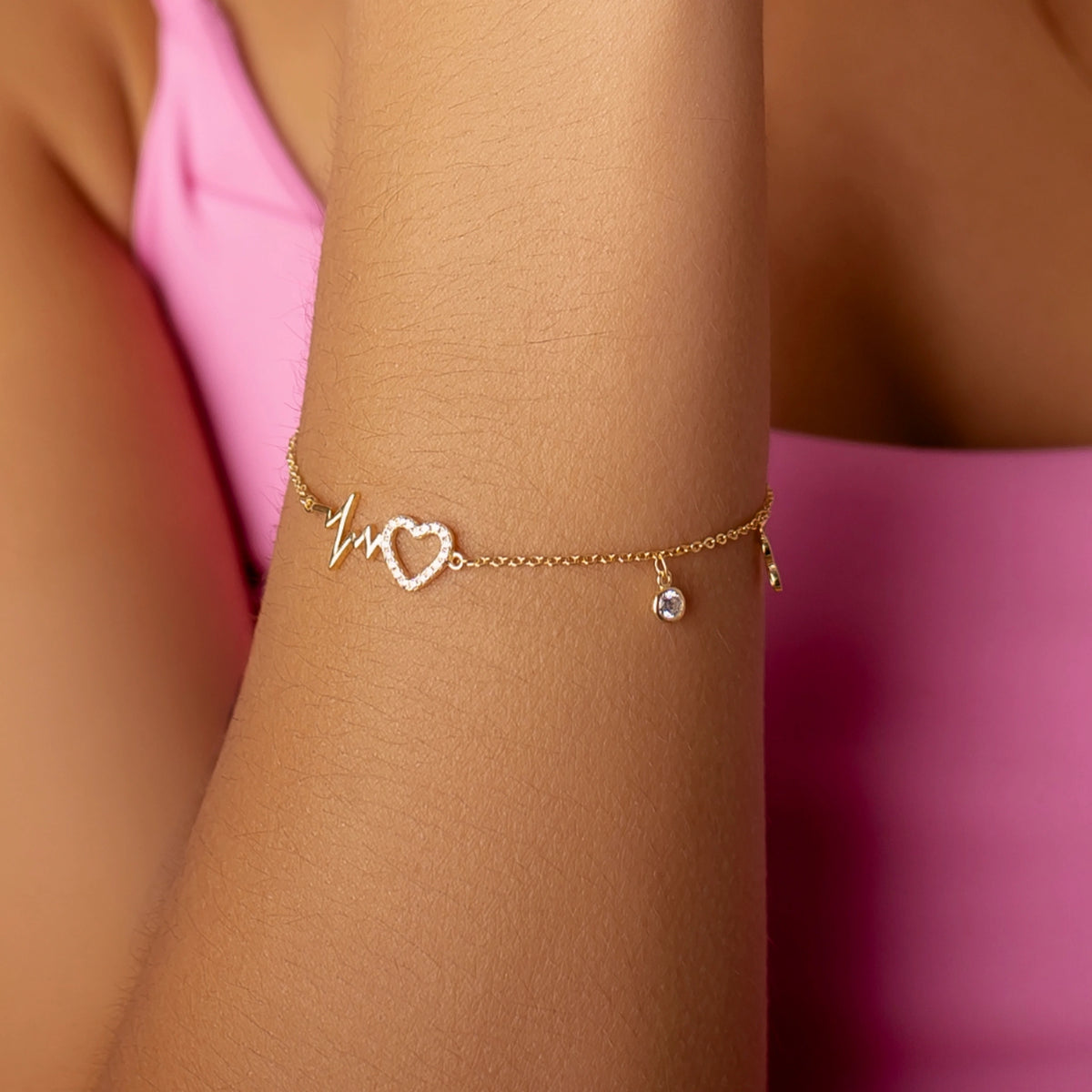 Goldfarbenes Silberarmband mit Herzschlag