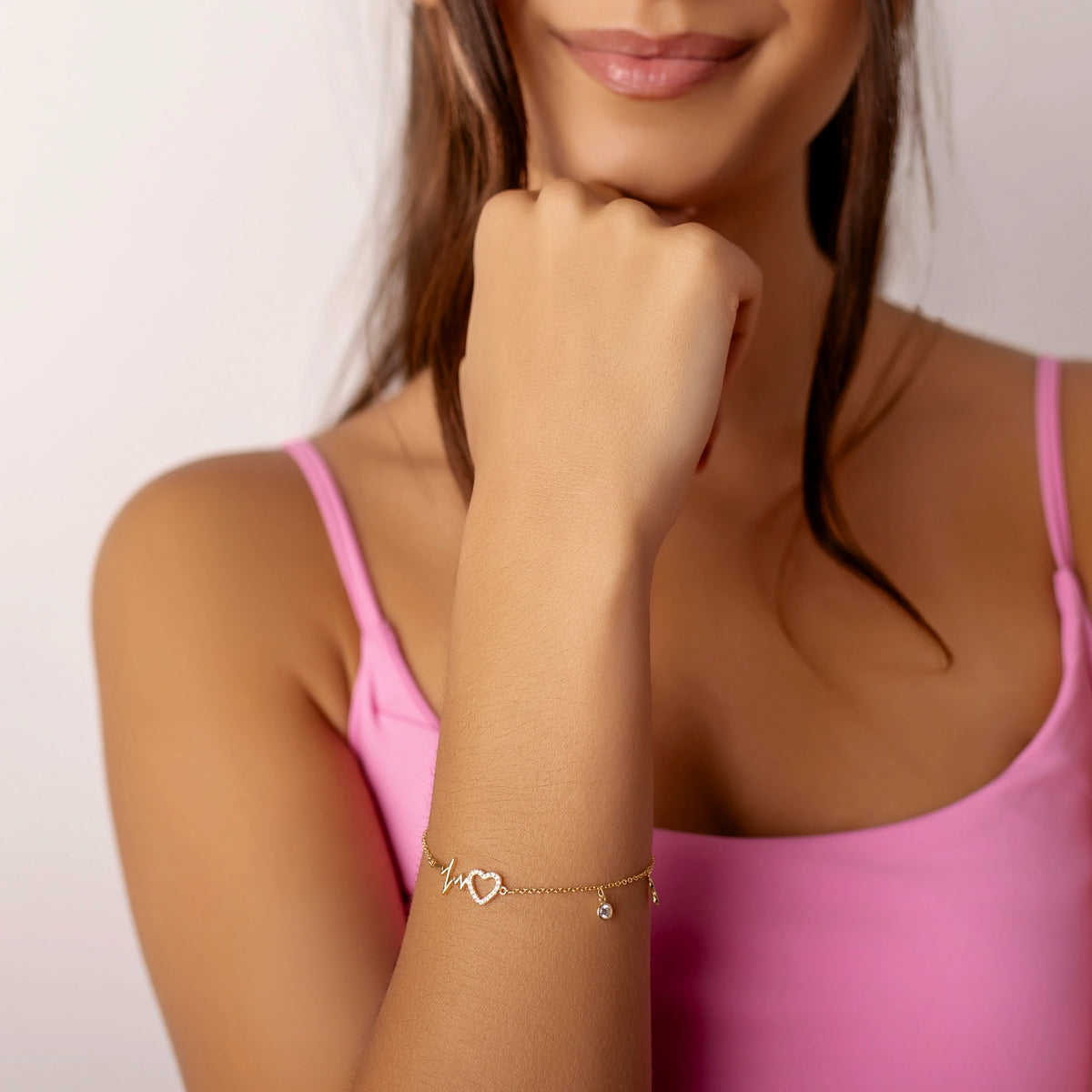 Goldfarbenes Silberarmband mit Herzschlag