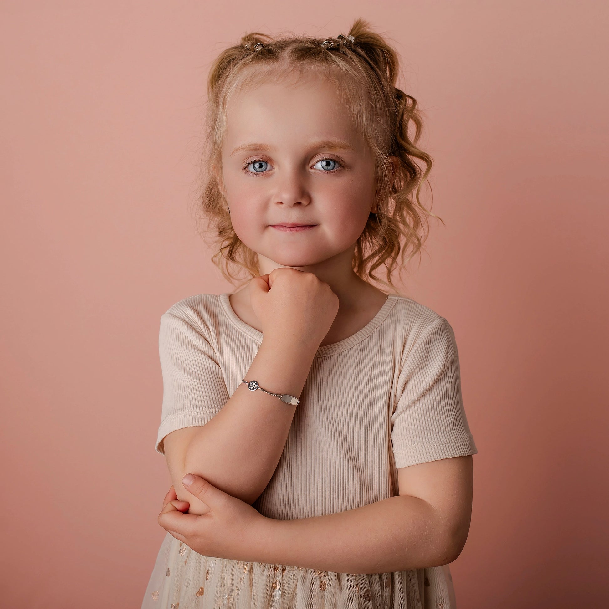 Kinderarmband aus 925er Silber mit personalisierbarer Plakette und Engelanhänger