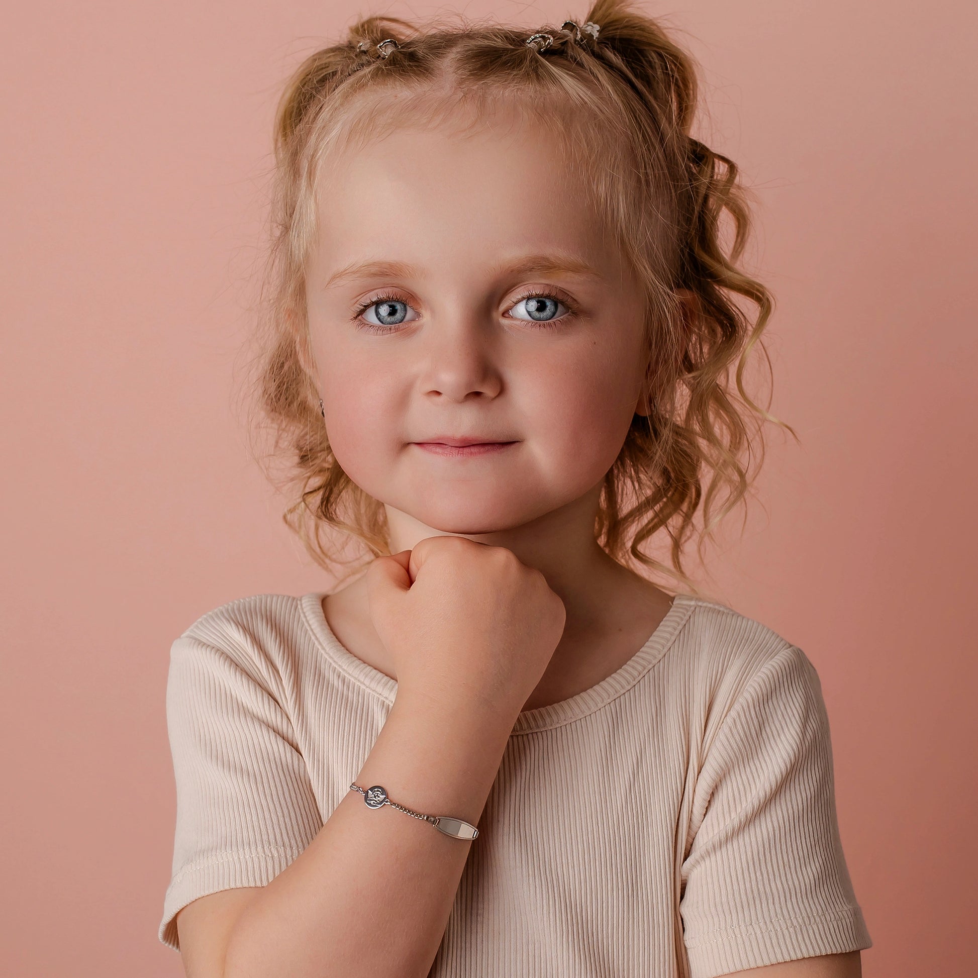 Kinderarmband aus 925er Silber mit personalisierbarer Plakette und Engelanhänger