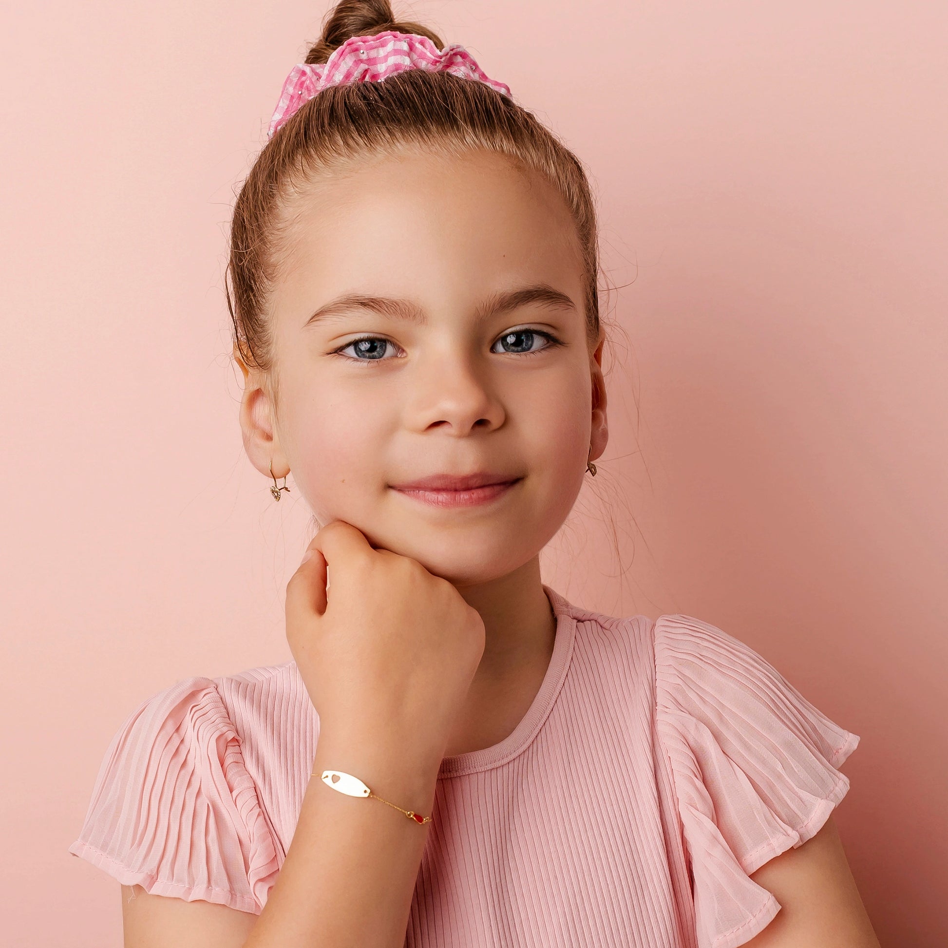 Pulsera de Oro con Corazón Esmaltado y Corazón Recortado