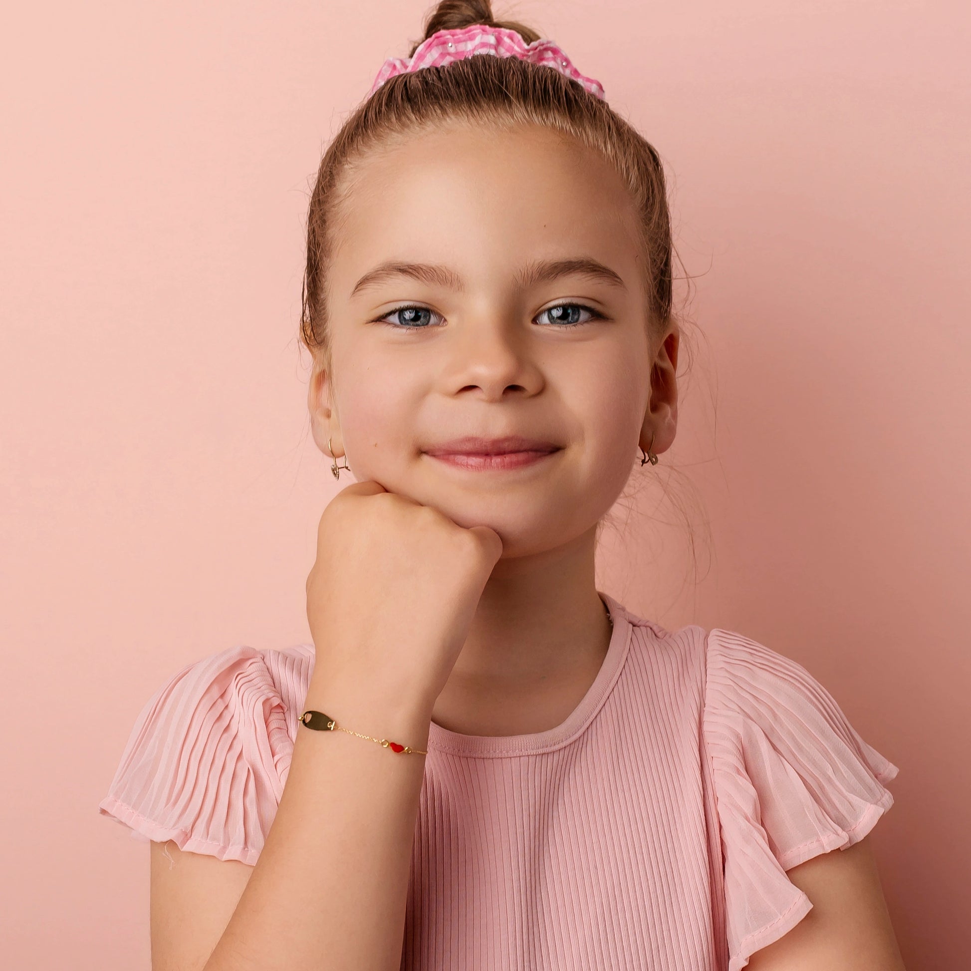 Pulsera de Oro con Corazón Esmaltado y Corazón Recortado