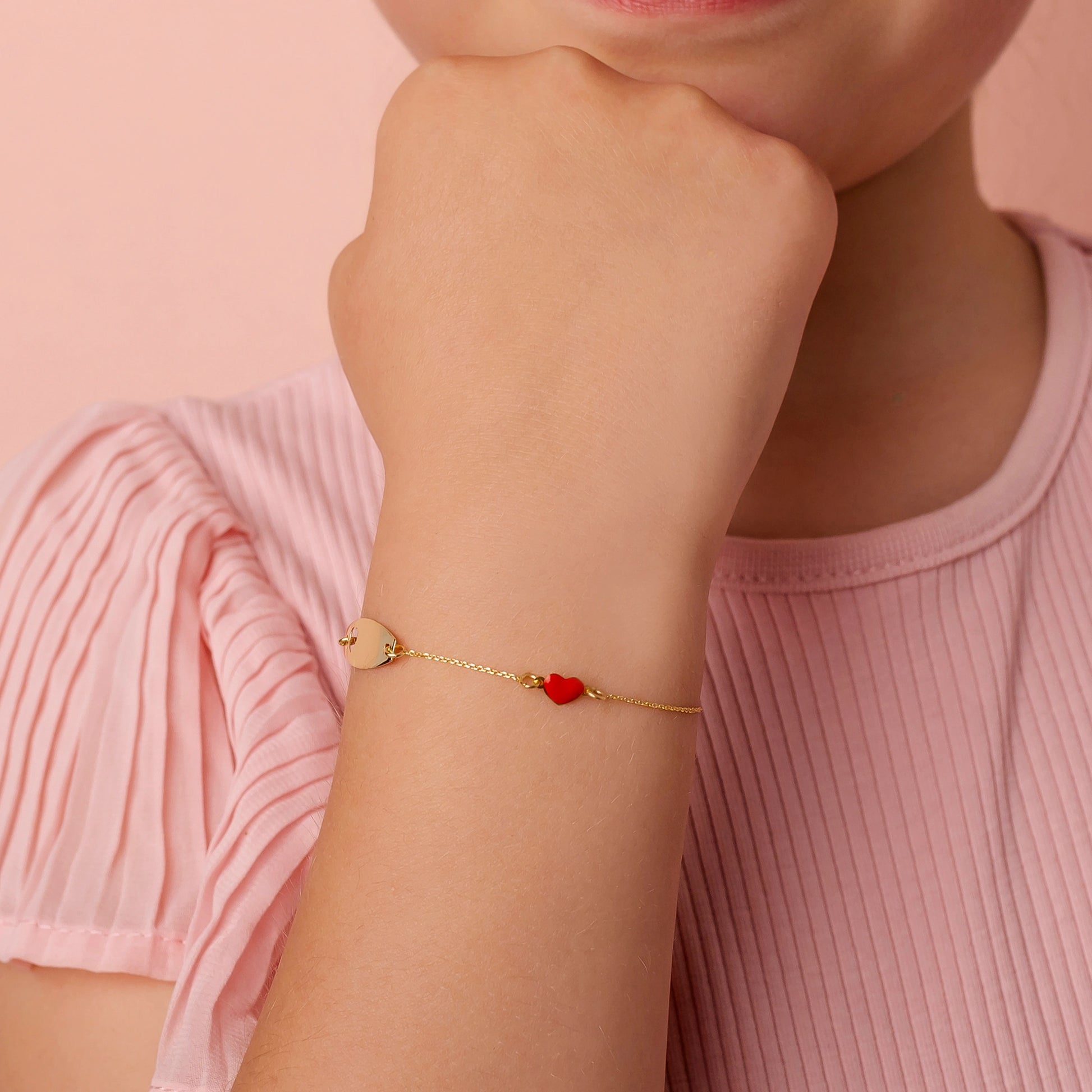 Pulsera de Oro con Corazón Esmaltado y Corazón Recortado
