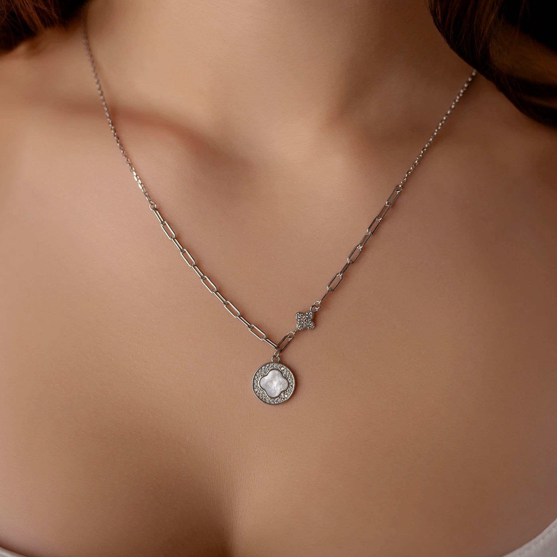 Collana in Argento con Medaglia in Madreperla