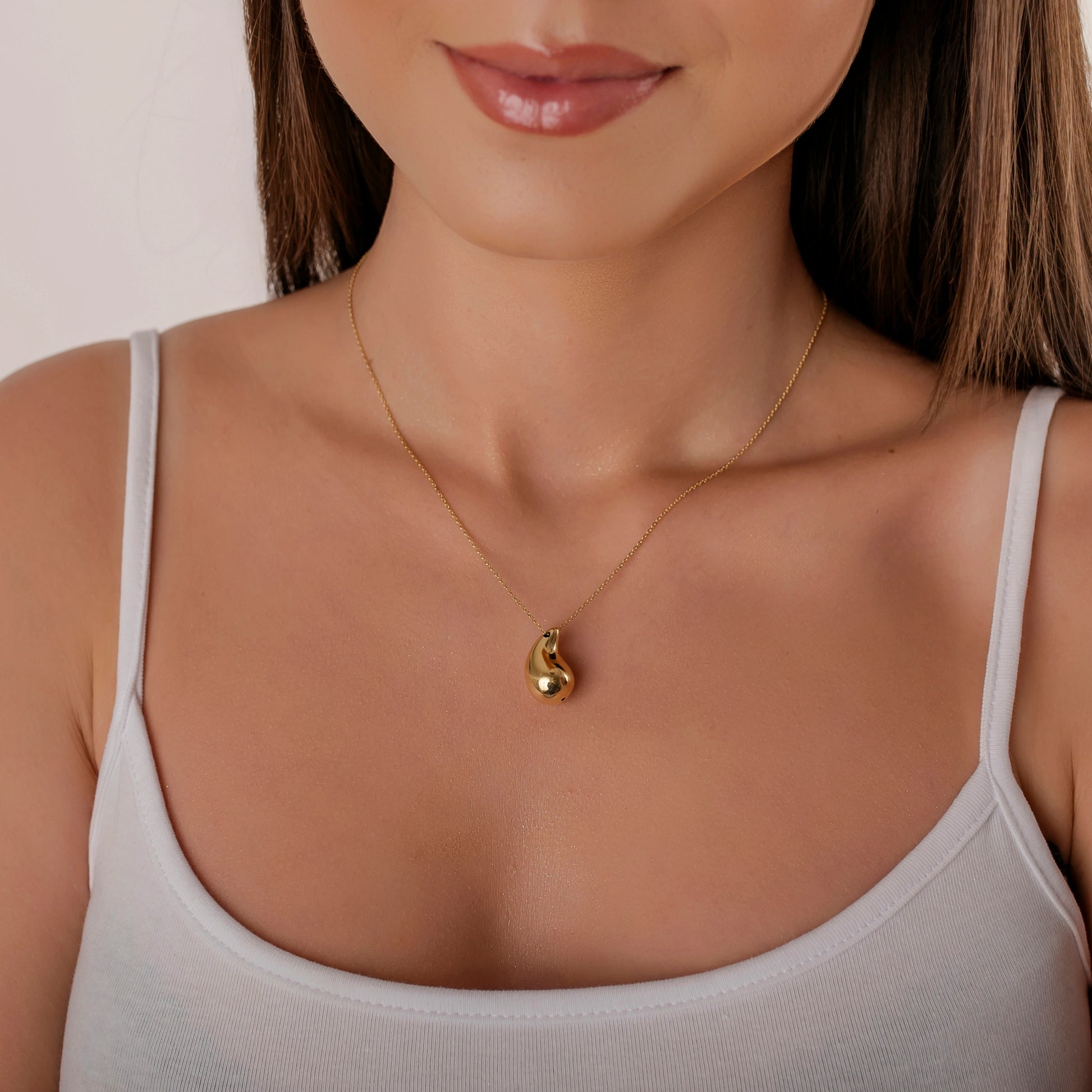 Collier en argent avec pendentif goutte dorée