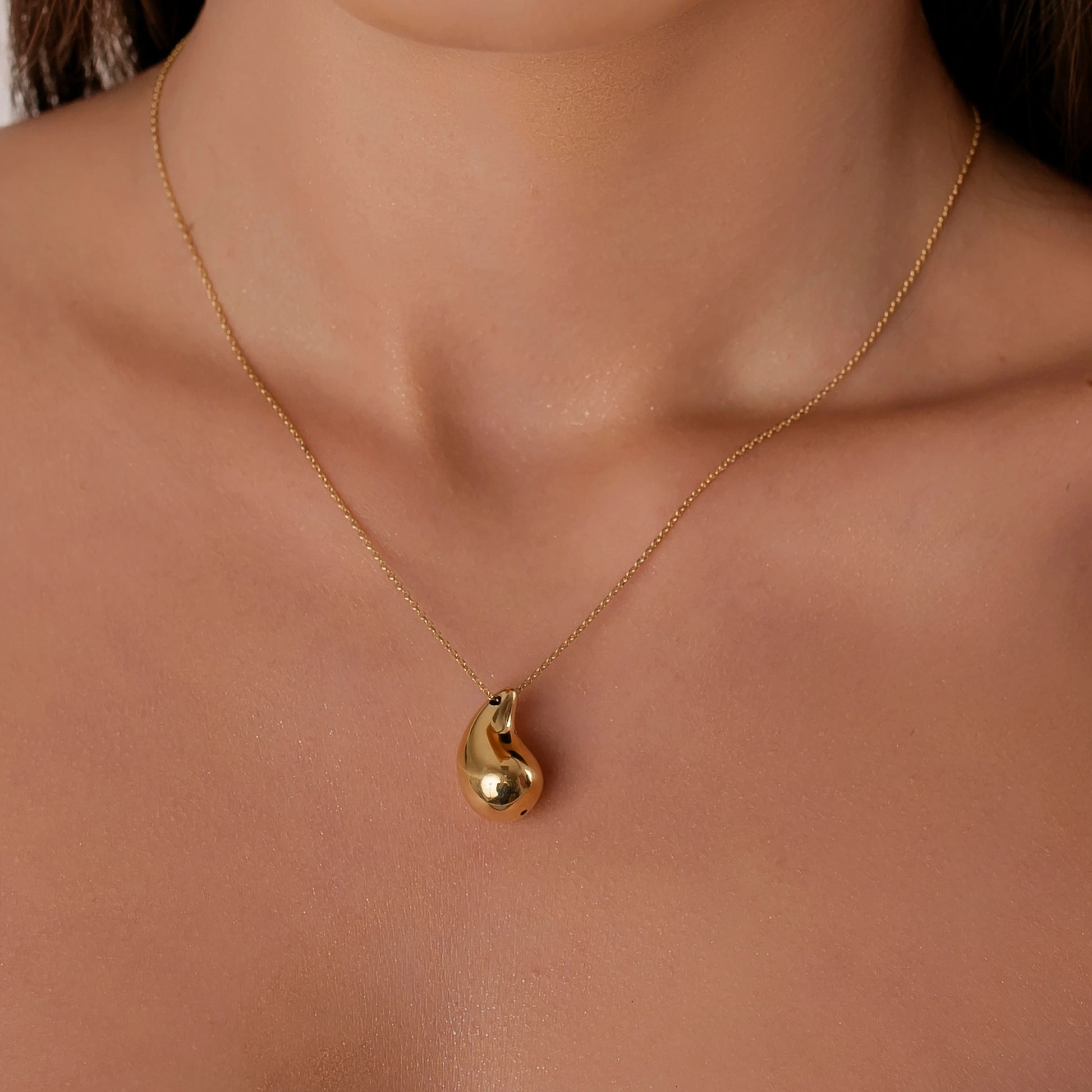 Collier en argent avec pendentif goutte dorée