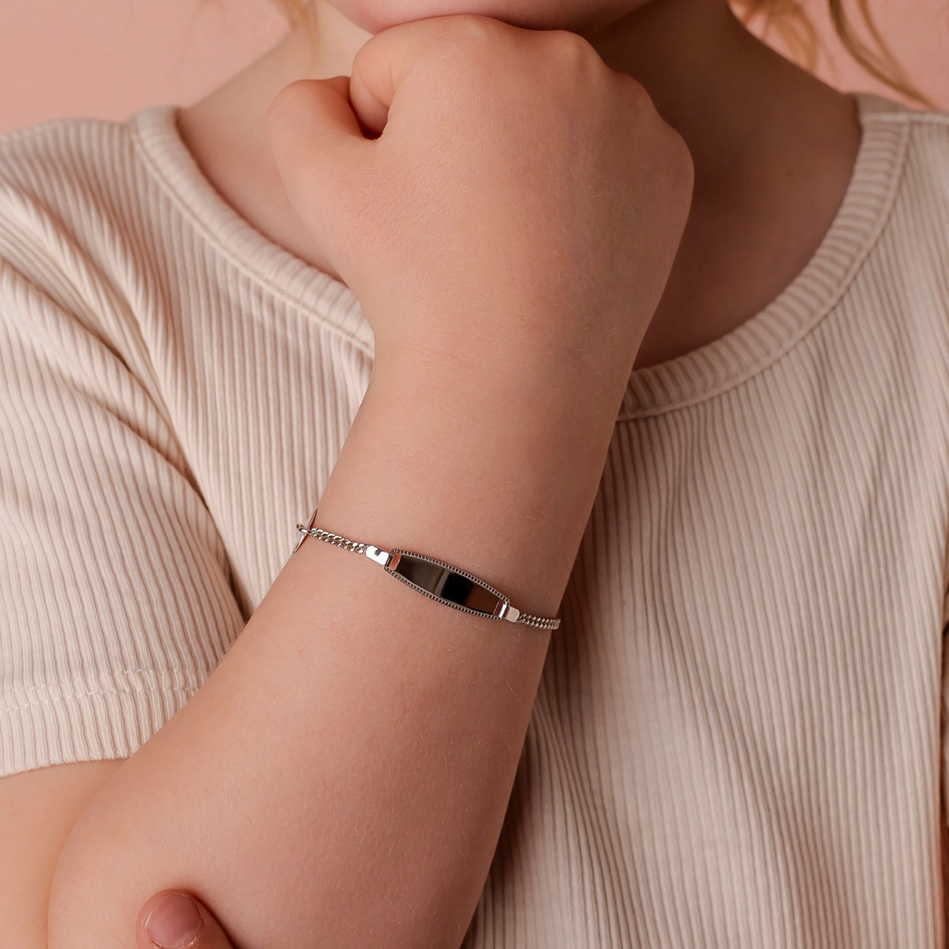 Kinderarmband aus 925er Silber mit personalisierbarer Plakette und Engelanhänger