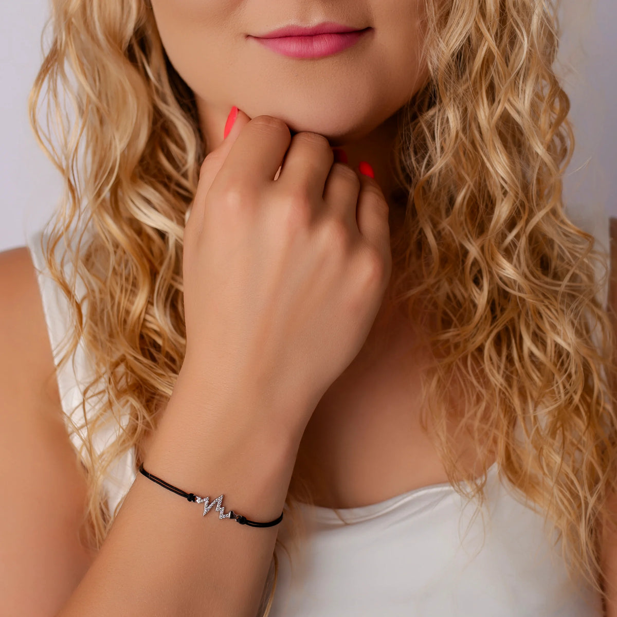Silberarmband mit Strass-Herzschlag am Kordel