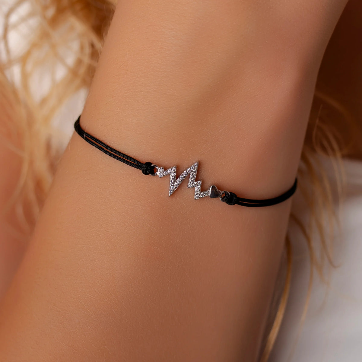 Silberarmband mit Strass-Herzschlag am Kordel