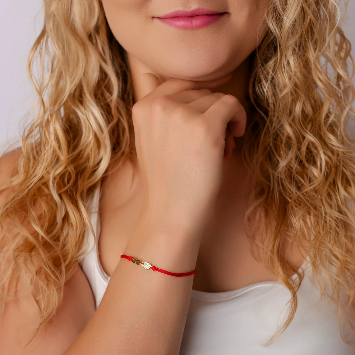 Silberarmband aus Kordel mit Herz und Unendlichkeitszeichen