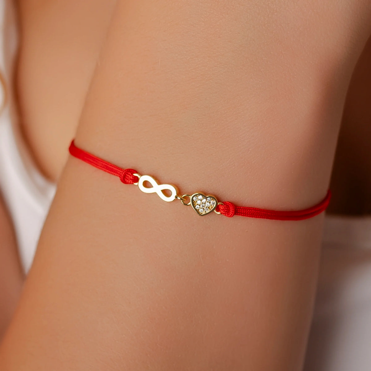 Silberarmband aus Kordel mit Herz und Unendlichkeitszeichen