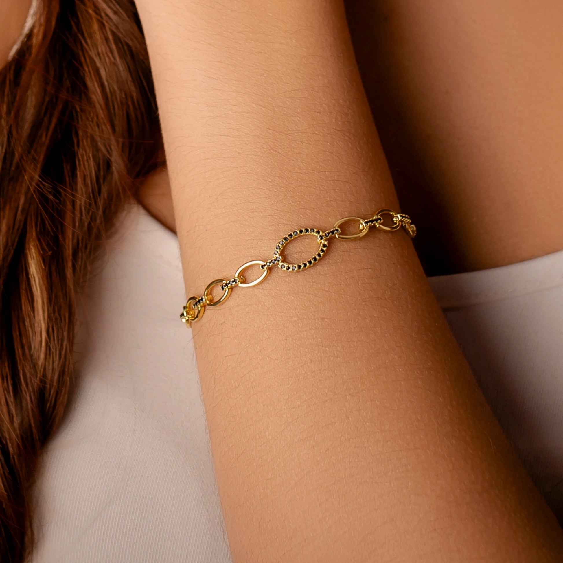 Pulsera de plata con diseño dorado