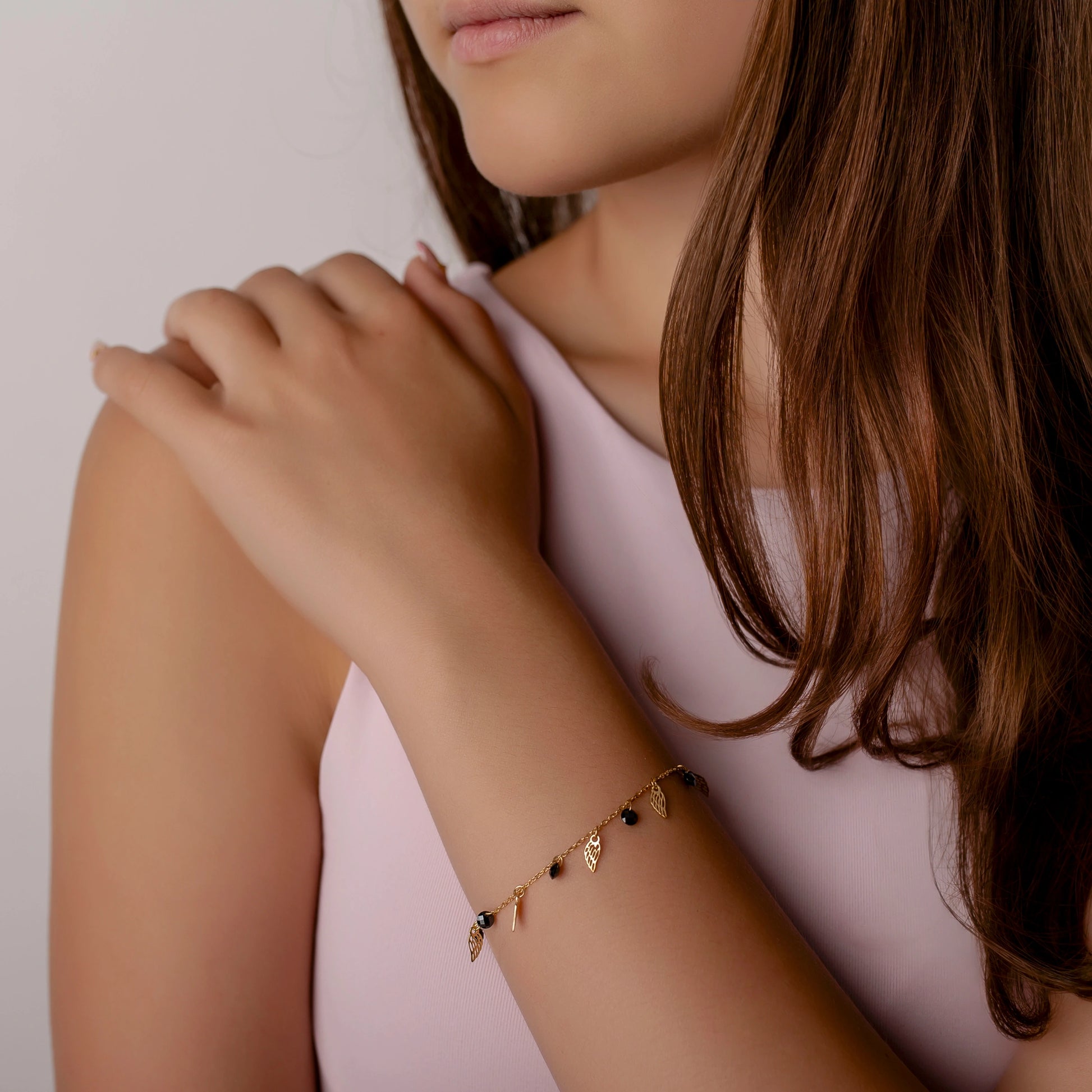 Vergoldetes Silberarmband mit Flügeln und facettierten Zirkonia