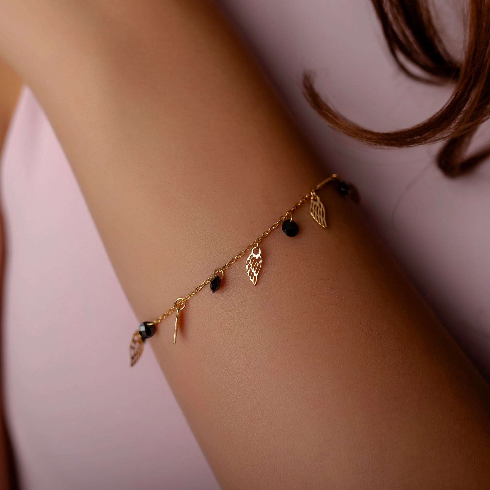 Vergoldetes Silberarmband mit Flügeln und facettierten Zirkonia