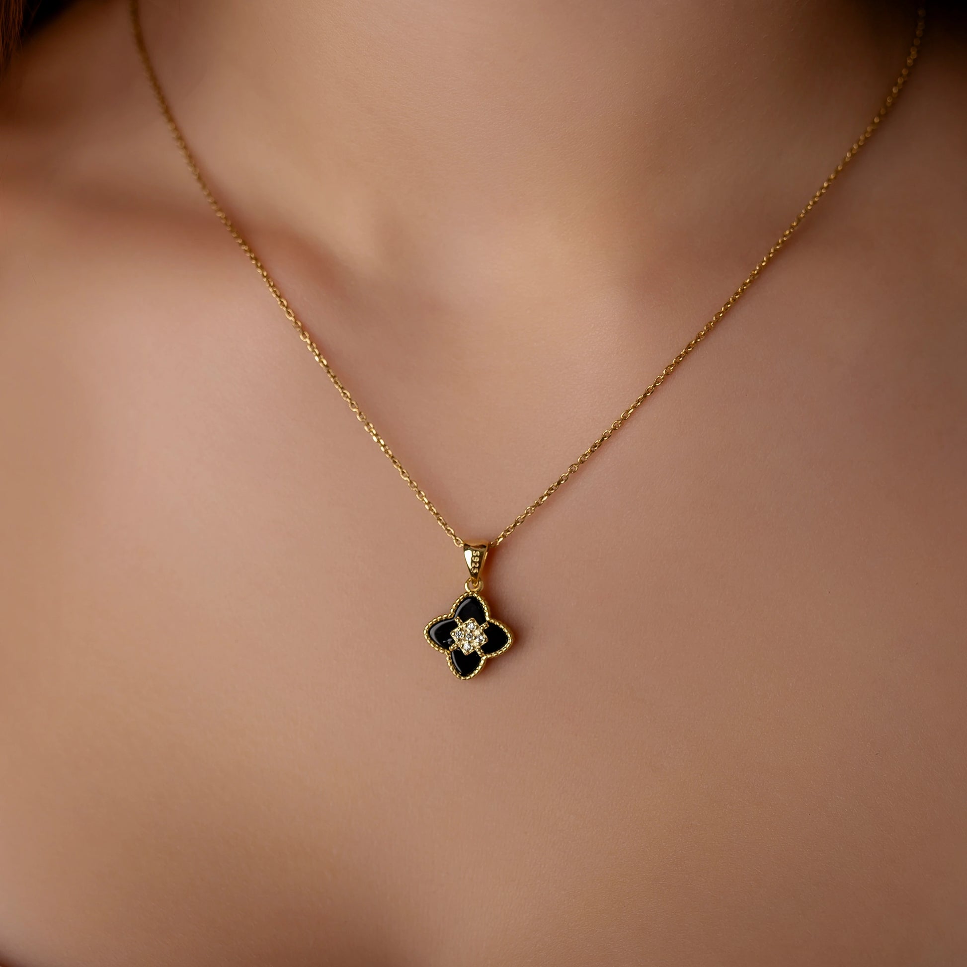 Collana in Argento Dorata Fiore con Onice