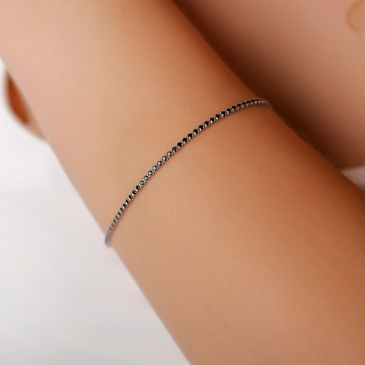 Pulsera Tennis en Oro Blanco 14 KT y Circonios Negros