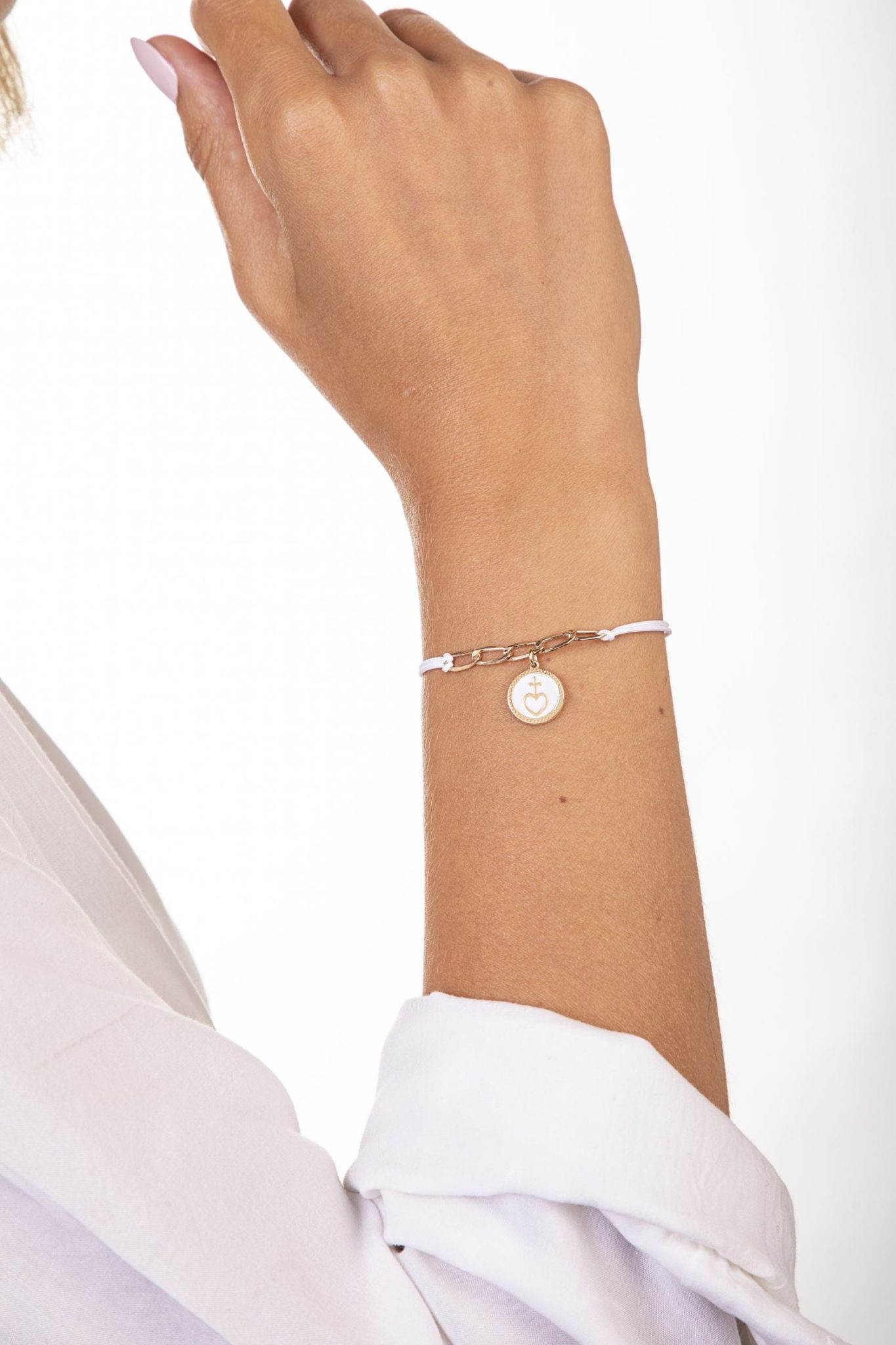 Pulsera de Cordón con Cruz sobre Corazón Dorado