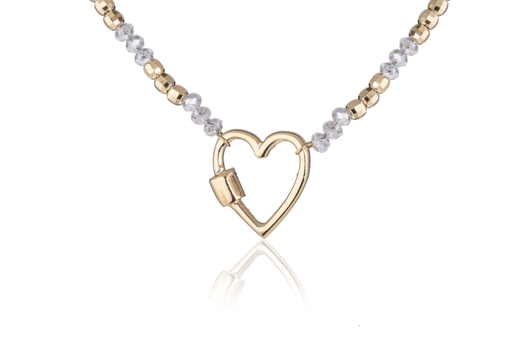 Bracelet doré avec des perles et un cœur ajouré