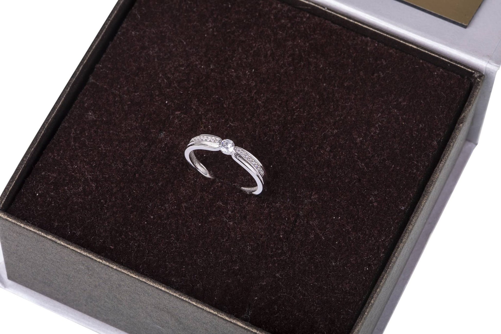 Silberring mit eingelassenem Zirkon und elliptischer Fassung