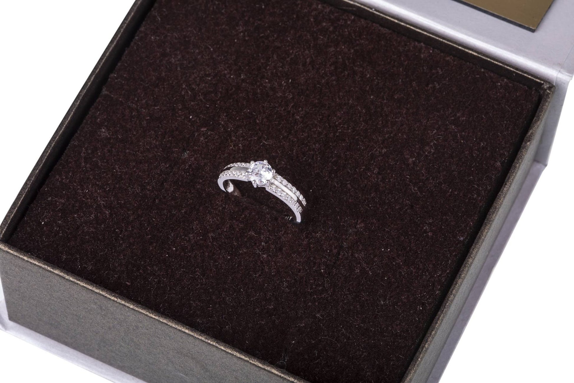 Anello con Zircone su Griffe