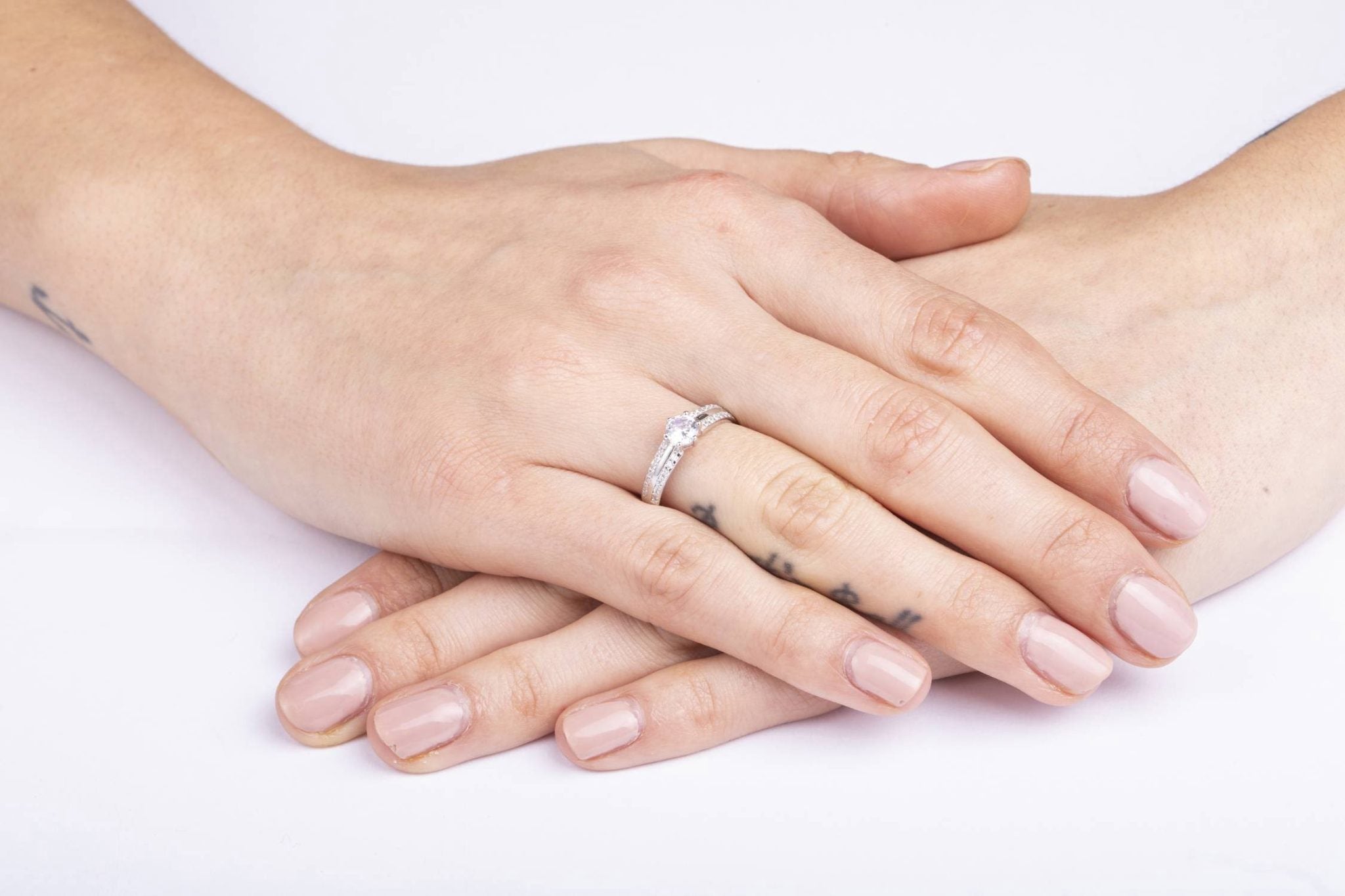 Ring mit Zirkon auf Krappenfassung