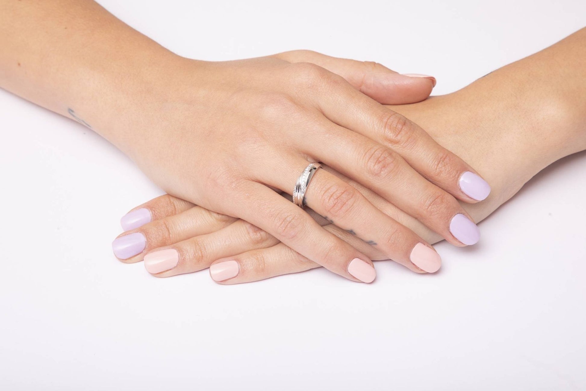 Wellen-Ring mit Zirkonen