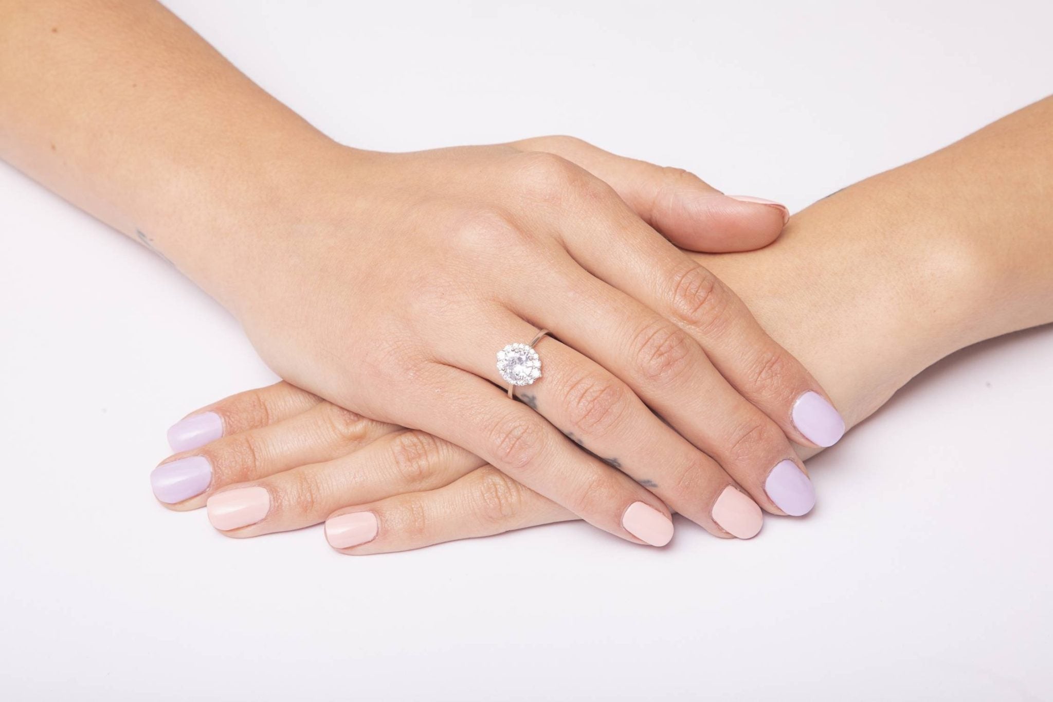 Ring mit Blütenkranz und Zirkonen