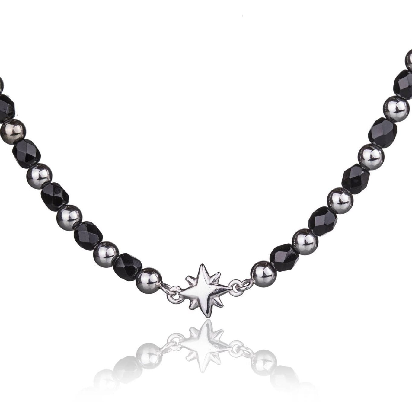 Armband mit Kugeln und Steinen mit Windrose
