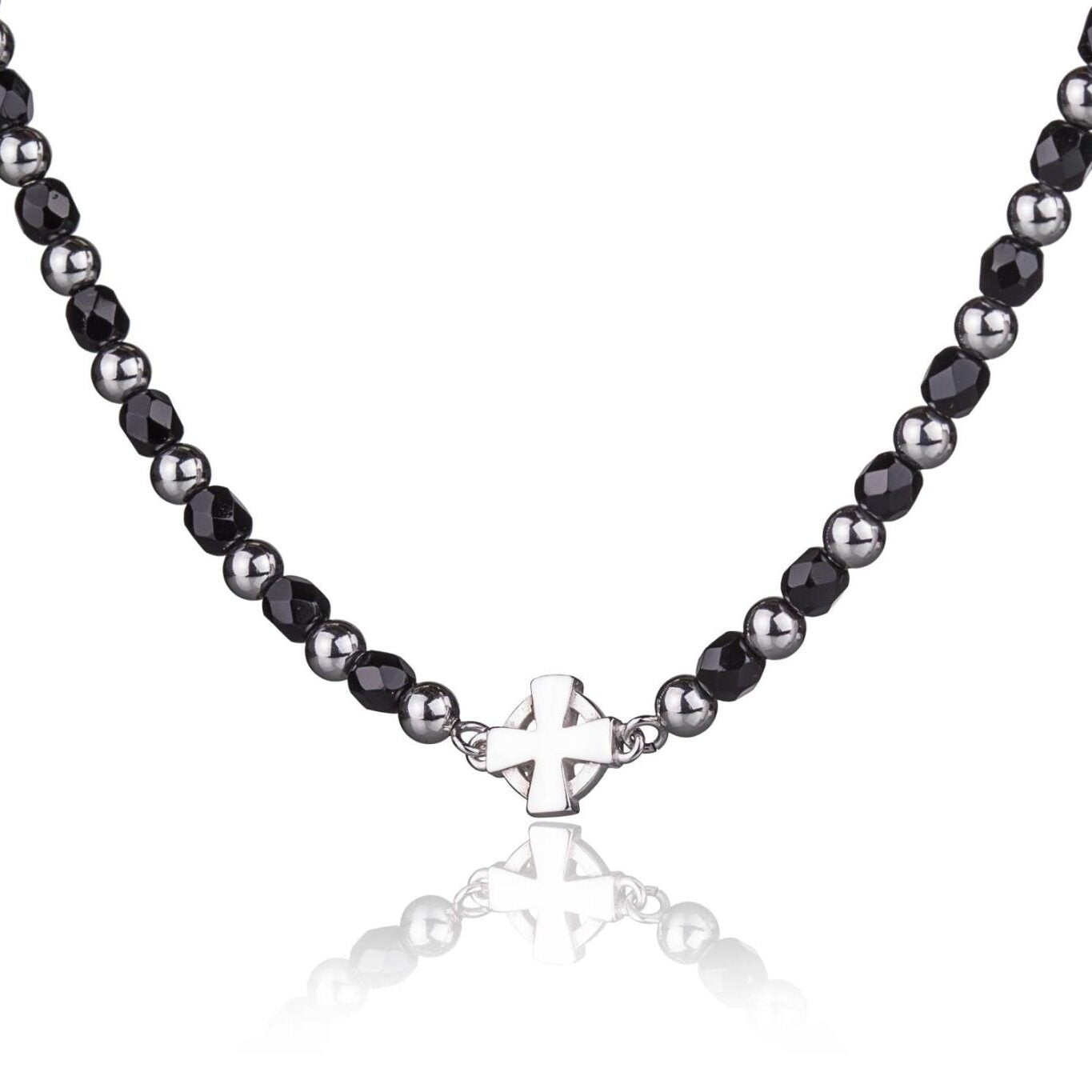 Armband mit Kugeln und Steinen mit keltischem Kreuz