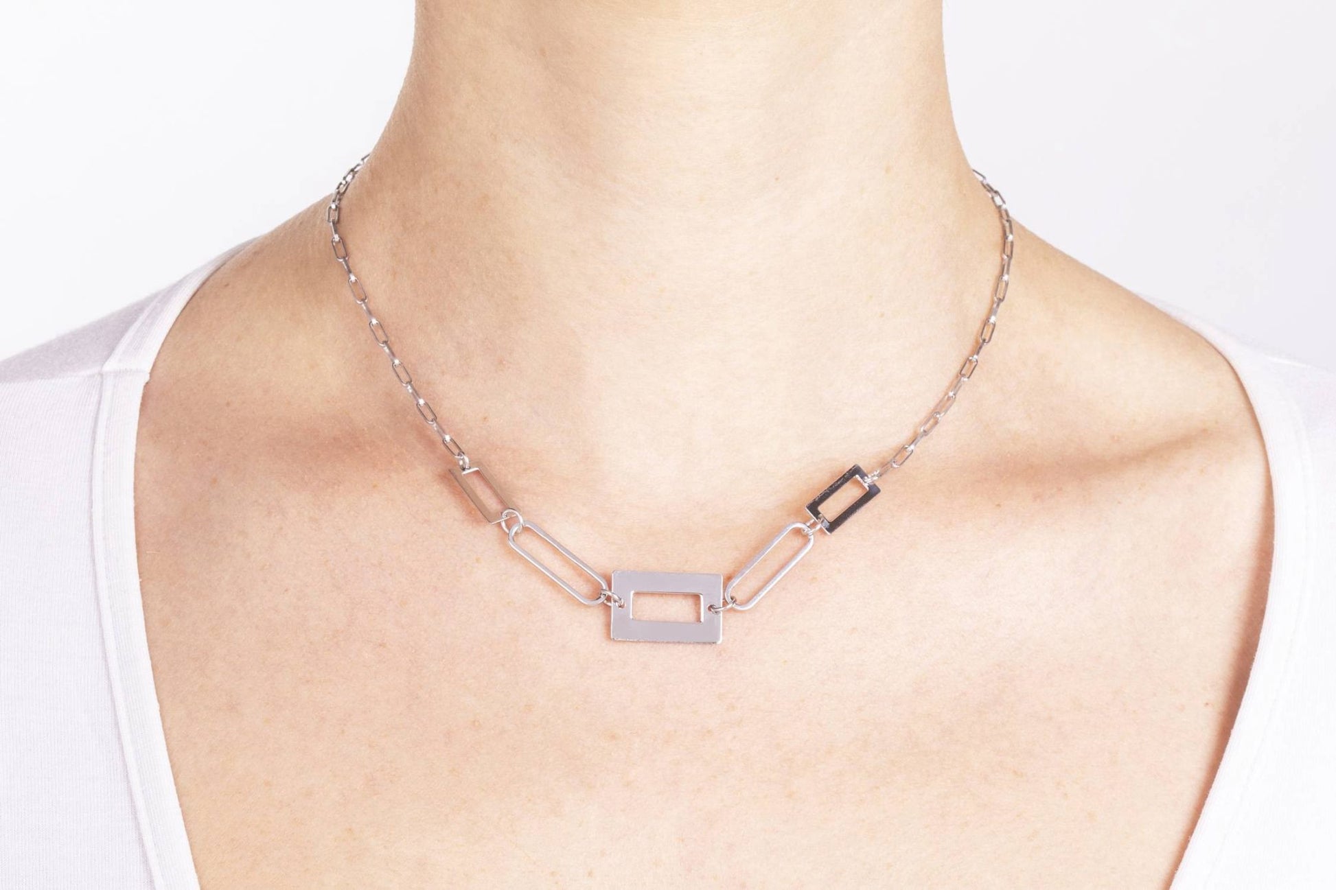 Halskette mit zentralem glänzendem Rechteck