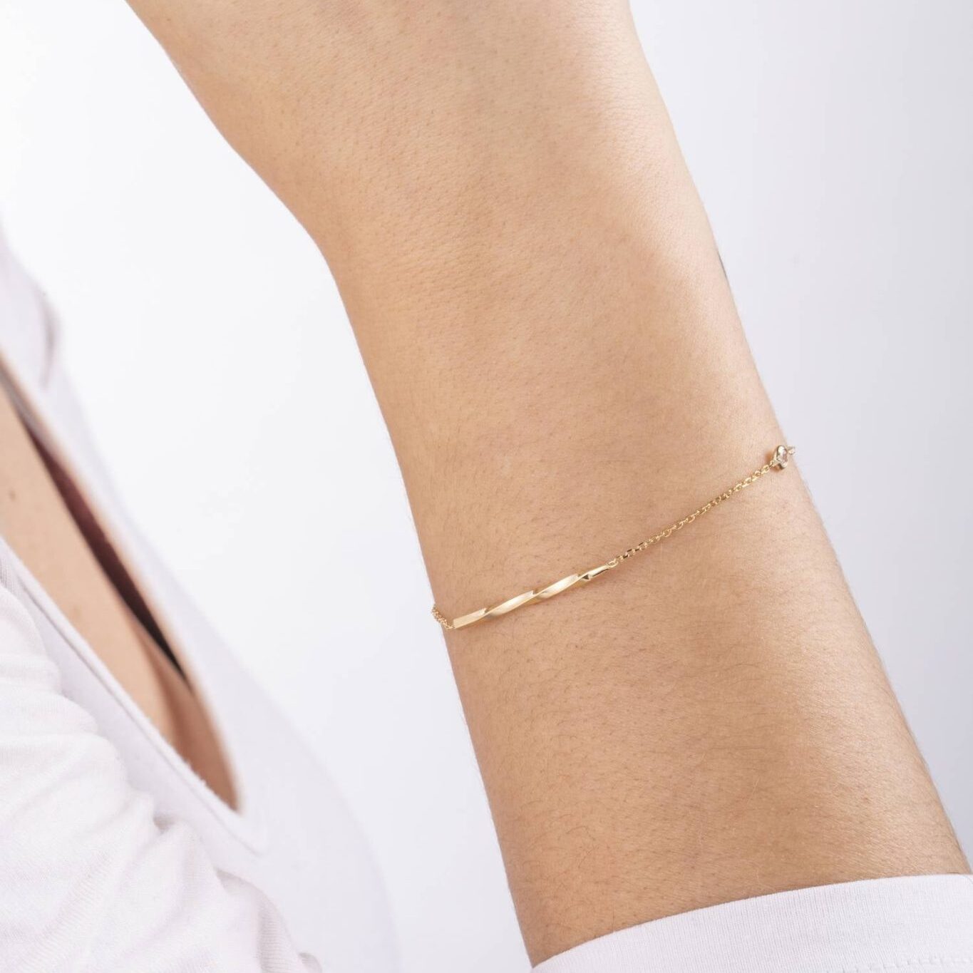 Pulsera Barra Torcida y Punto de Luz