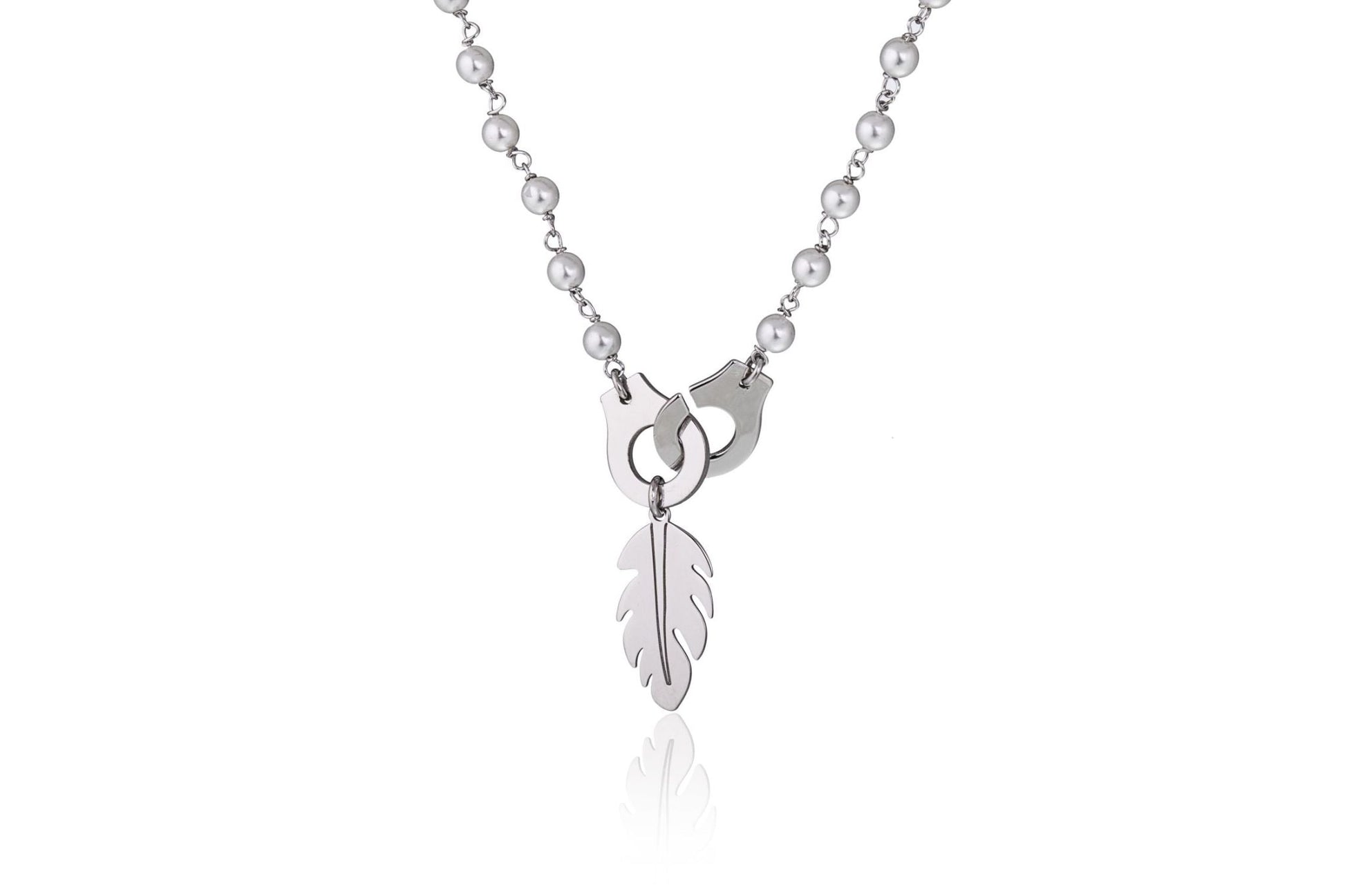 Perlenkette mit Handschellen und Blatt