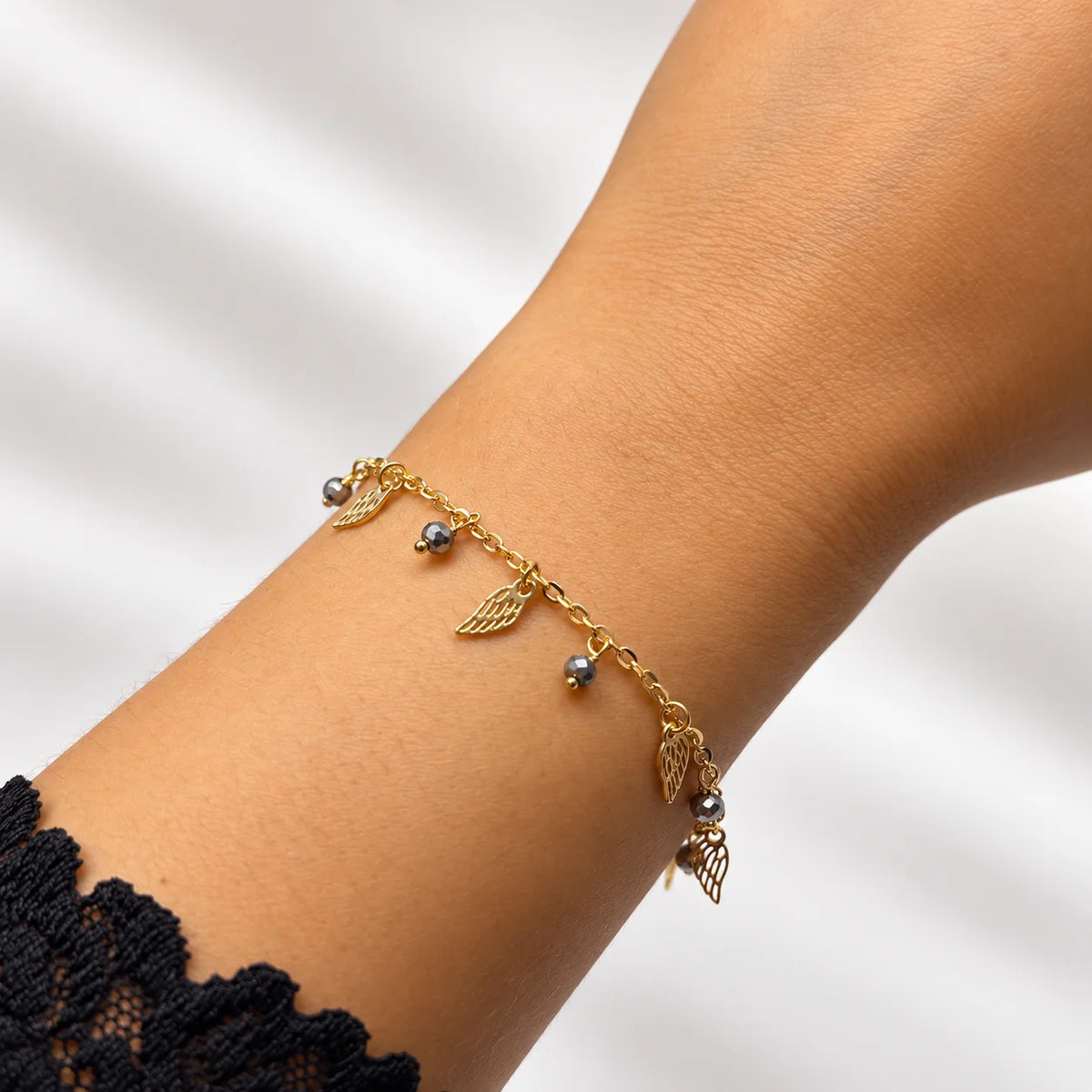 Fantasy-Armband aus Silber mit Mini-Anhängern und Steinen
