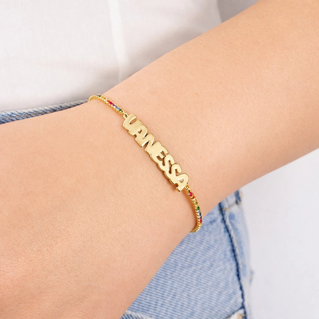 Pulsera tenis con nombre dorado en mayúsculas