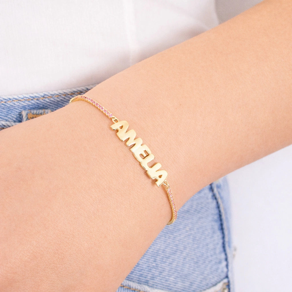 Pulsera tenis con nombre dorado en mayúsculas