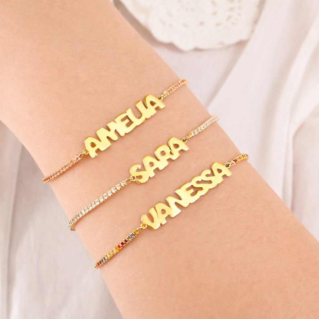 Pulsera tenis con nombre dorado en mayúsculas