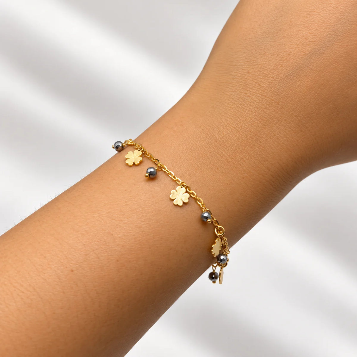 Fantasy-Armband aus Silber mit Anhängern und Steinen